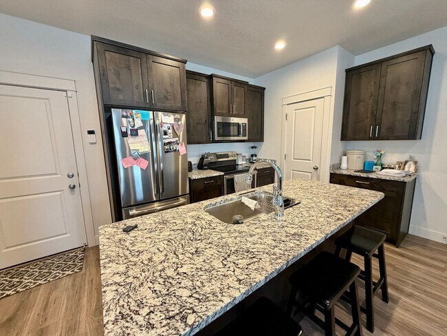 Building Photo - Gorgeous Like-New Townhome