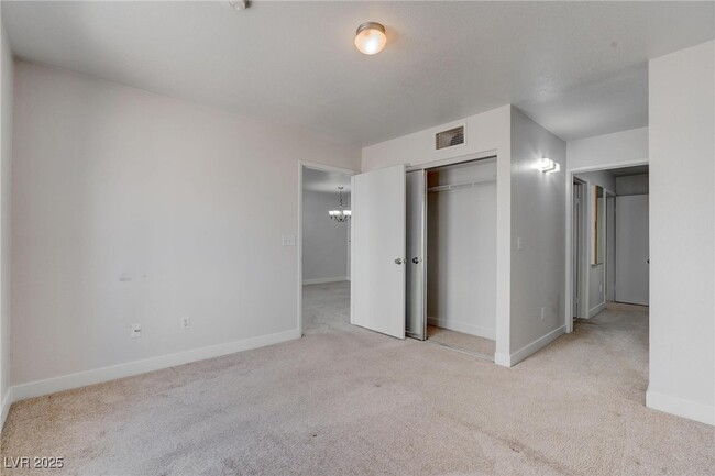 Building Photo - 8070 W Russell Rd