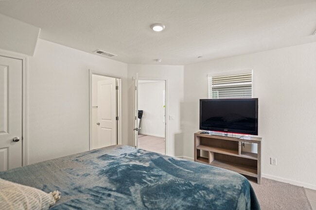Building Photo - Multi-Generational Home!