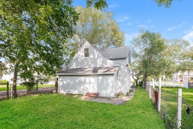 Building Photo - 743 Diamond Ave