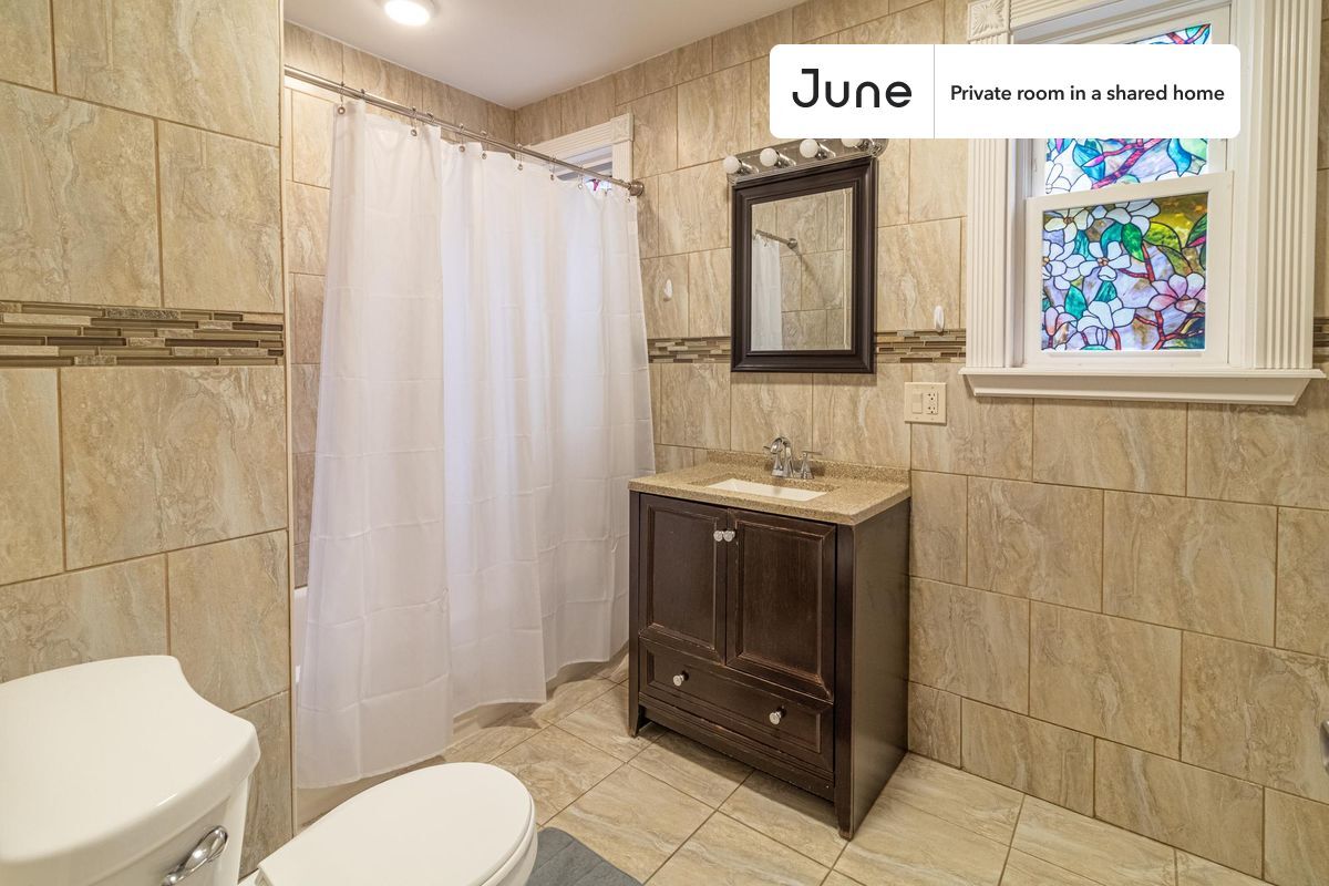 Building Photo - Room in Shared 4 bed/1 bath home