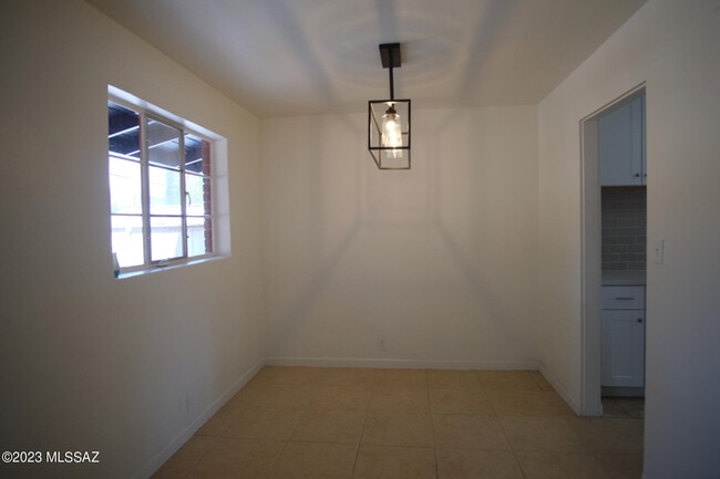 Building Photo - 721 E Joan Pl
