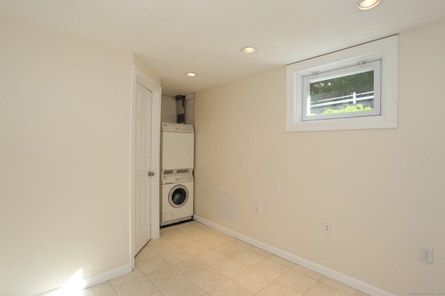 Building Photo - 29 Lavelle Ave
