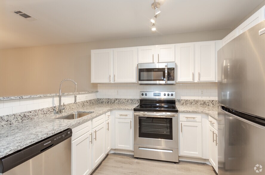 1BR, 1BA - 817SF 1B - Kitchen - Heritage Apartments