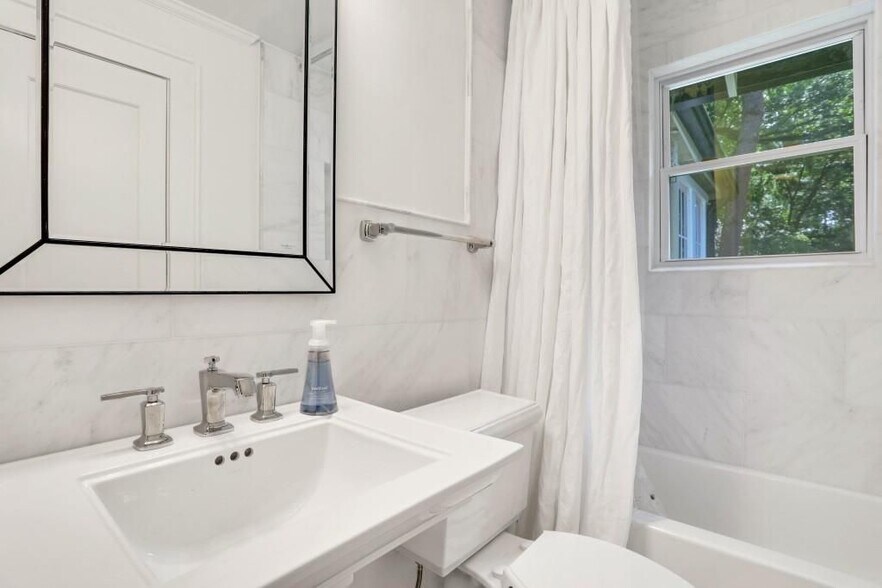 Building Photo - 2215 Fairhaven Cir NE