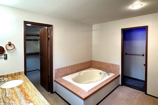 Building Photo - 12941 NE 71st St