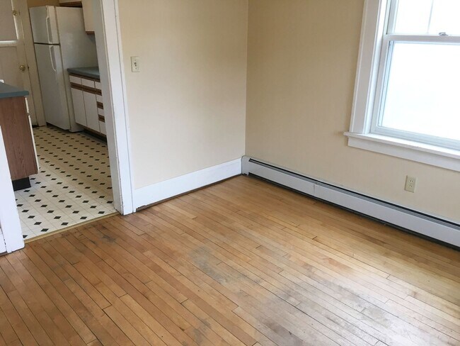Building Photo - 3 Bedroom Single Family Home w/ Hardwood Floors