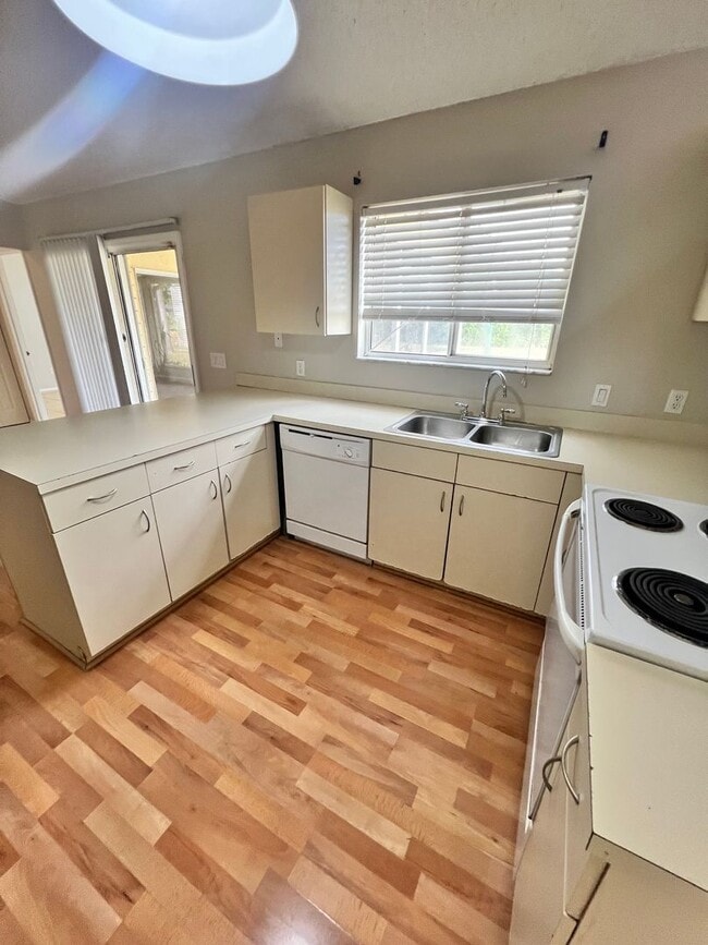 Building Photo - COZY 3 BEDROOM, 2 BATH HOME WITH TILE & LAMINATE THROUGHOUT, PRIVATE SCREENED PATIO