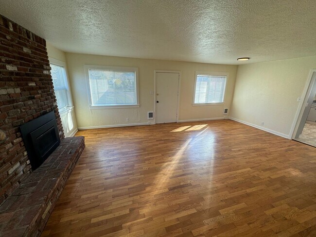 Building Photo - 4 Bedroom House in SE Eugene