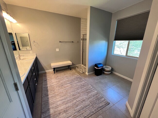 Building Photo - Central- FURNISHED 4 bedroom/ 3 bathroom h...