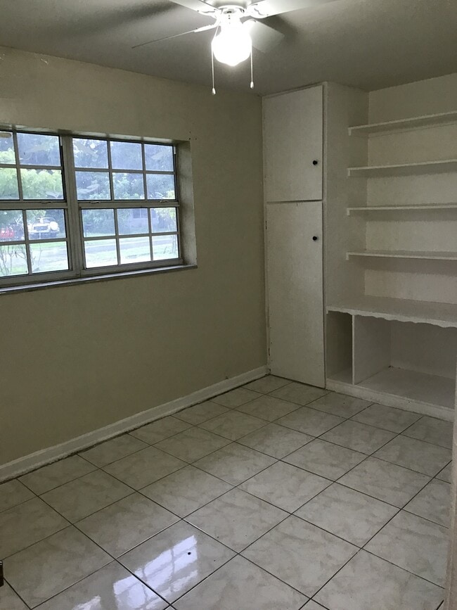 Building Photo - Nice 4-2 House with Central AC & Backyard