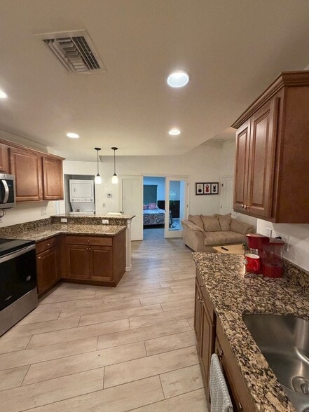 Building Photo - 502 W 9th St