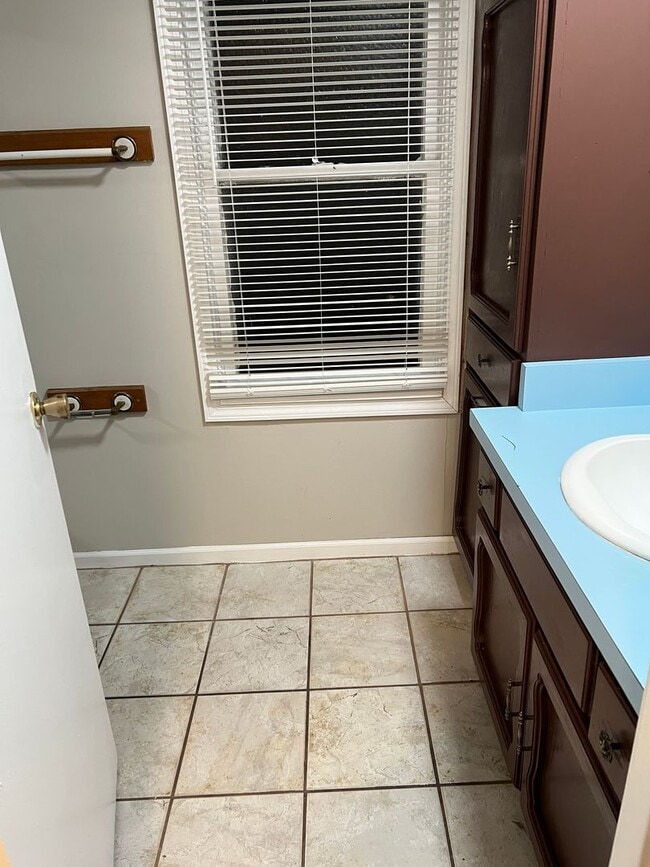 Building Photo - 6128 E 11th St