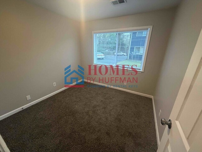 Building Photo - 2 Bedroom Apartment | Downstairs | Laundry Facility | Move In Special