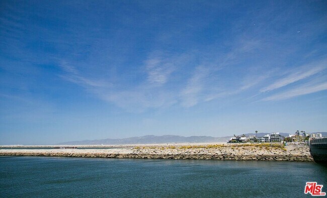 Building Photo - 122 Montreal St