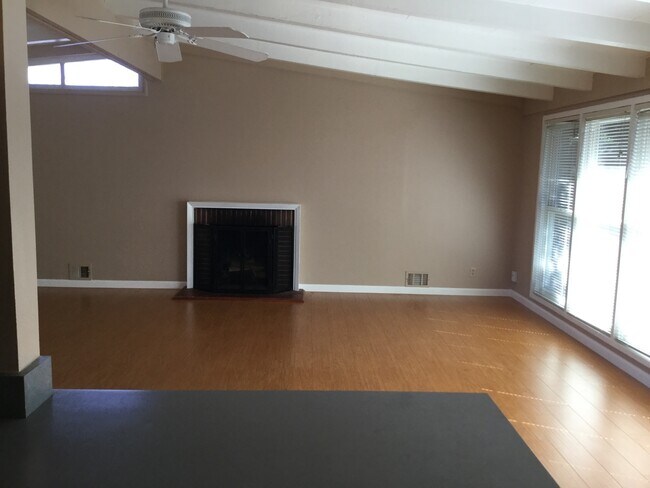 Building Photo - Pet Friendly Single Family Home for Rent in the Glenmoor Neighborhood!