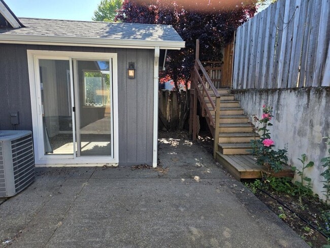 Building Photo - 209 SE Liberty Dr