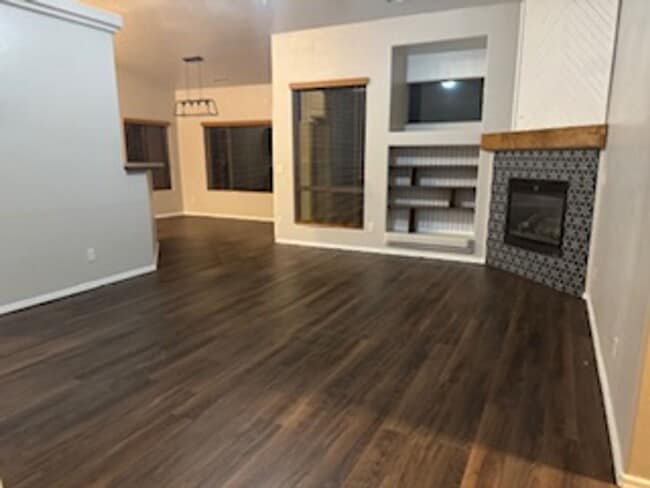 Building Photo - Charming 3 Bedroom 2 Bathroom With Den Hom...