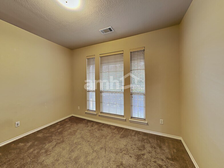 Building Photo - 3605 Varden St