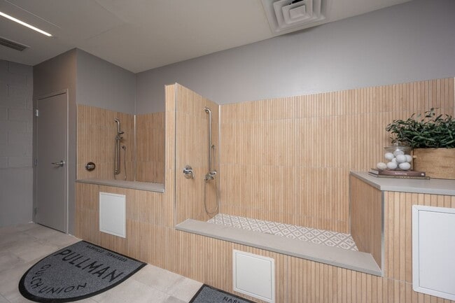 Building Photo - Welcome to your new home! Luxury 1BE1BA condo at the Pullman Gulch Union in the center of Nashvil...