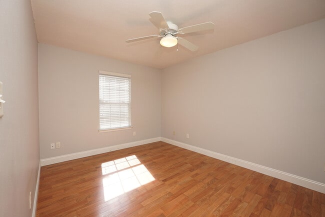Building Photo - 243 Parkwood Cir