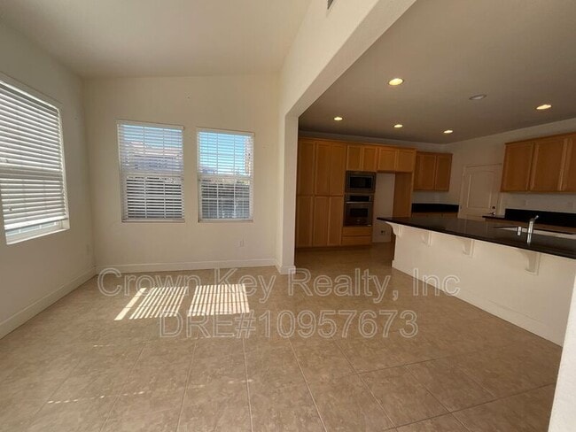 Building Photo - 546 W Campania Way