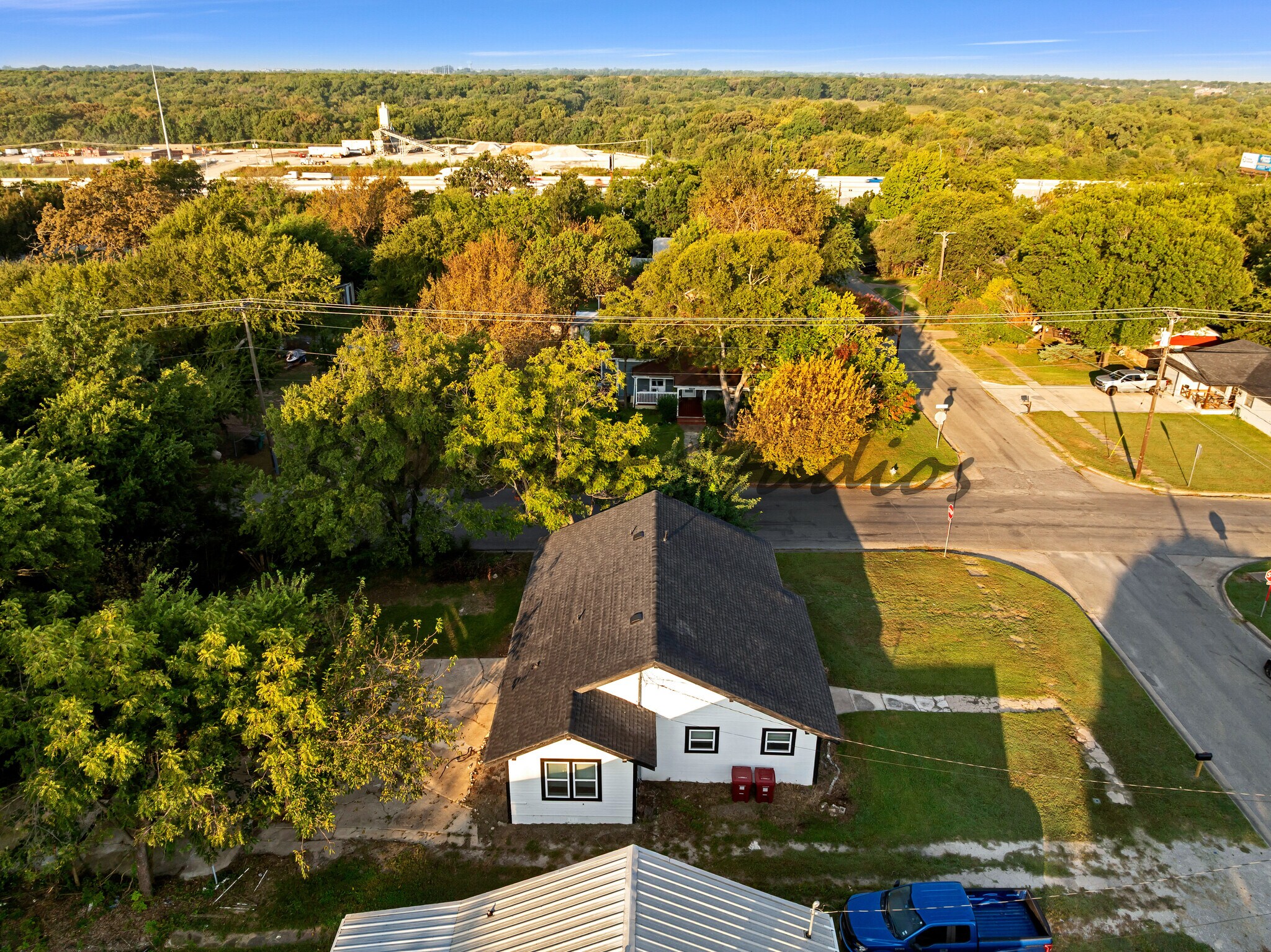 Building Photo - 326 W Rainey St