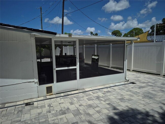 Building Photo - 7709 W Hanna Ave