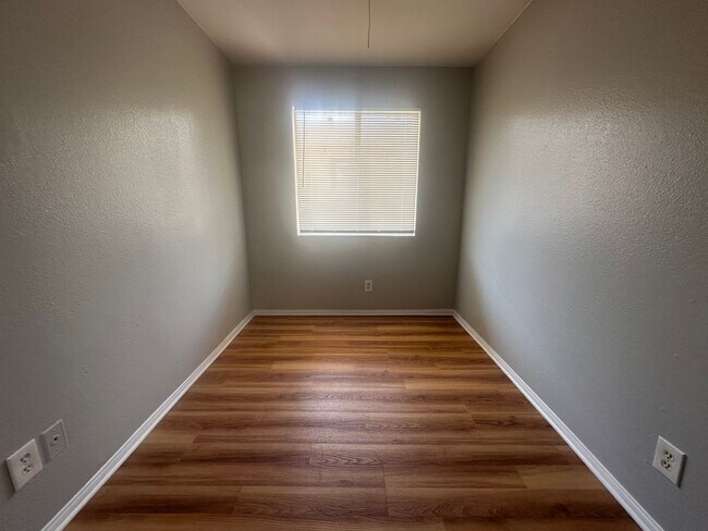 Building Photo - 4554 N Lakewood Blvd