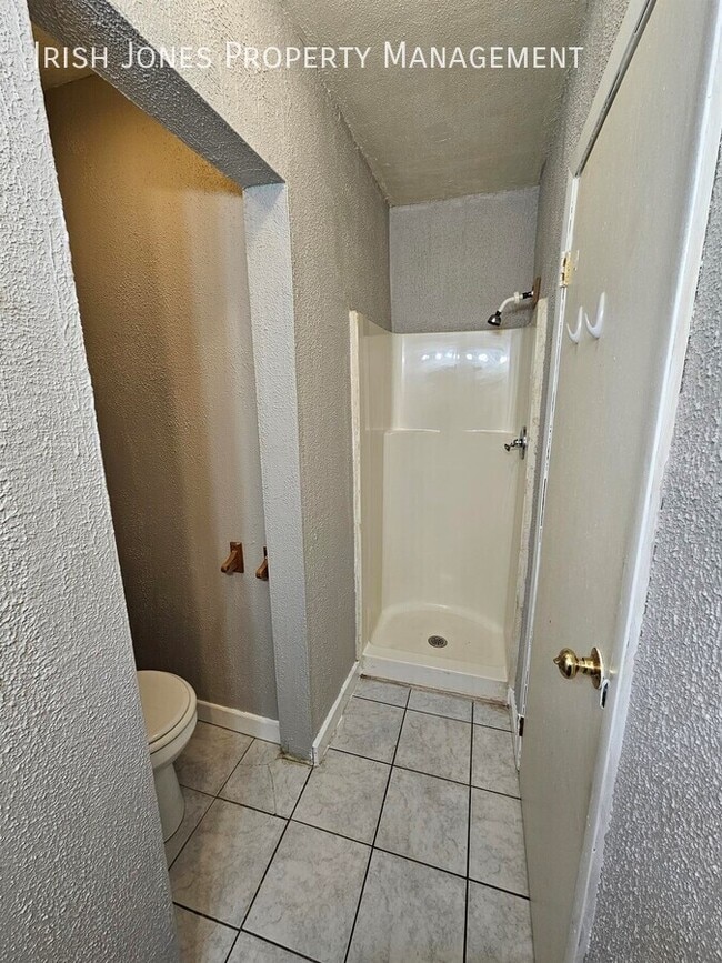 Building Photo - 1817 Pine-Apt 3