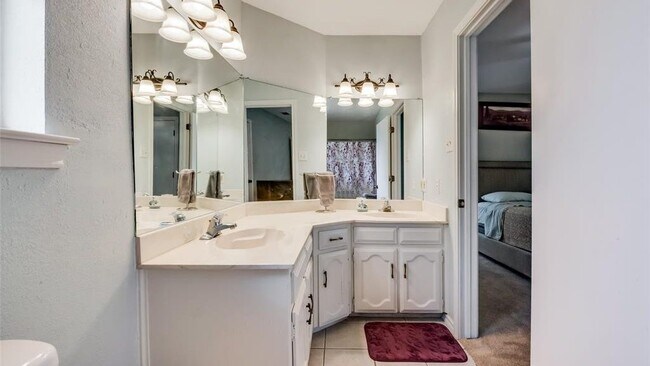 Building Photo - 617 Main St