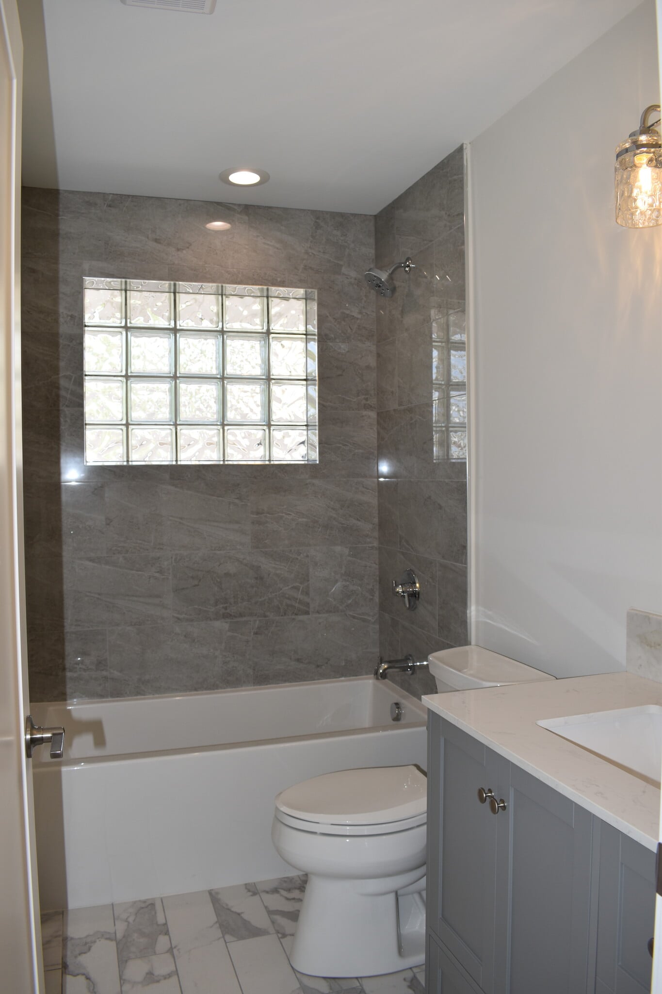 Upper level bathroom - 623 N Northwest Hwy