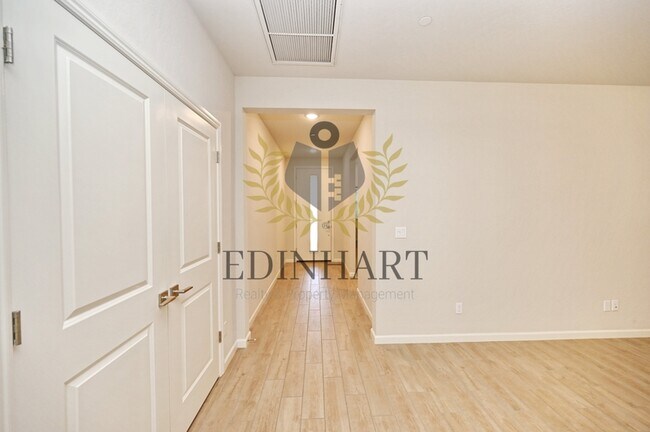 Building Photo - 4052 Sussex Ave