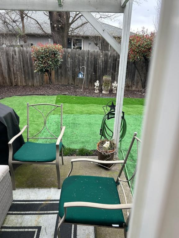 Building Photo - 563 Primrose Dr