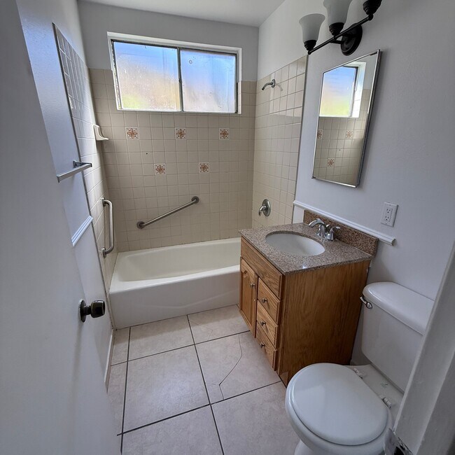 Building Photo - 933 Parkbrook St