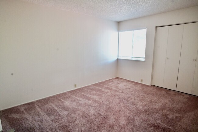 Building Photo - 1597 Drake Dr