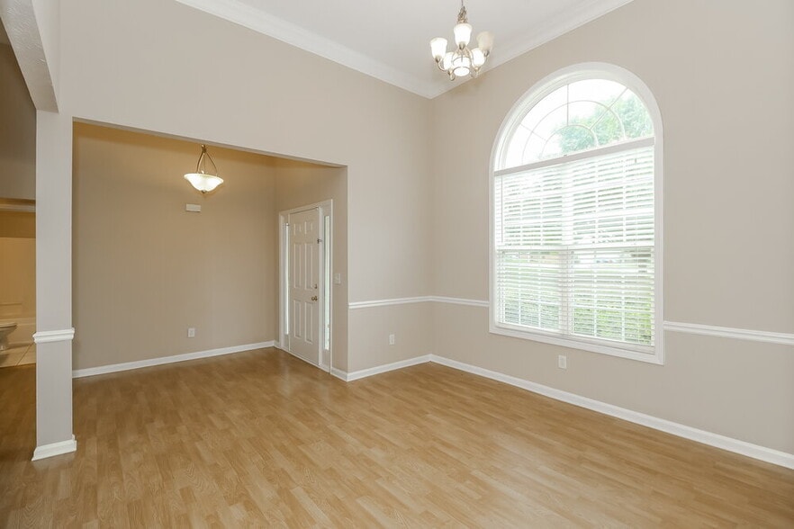 Building Photo - 465 Aristocrat Dr SW