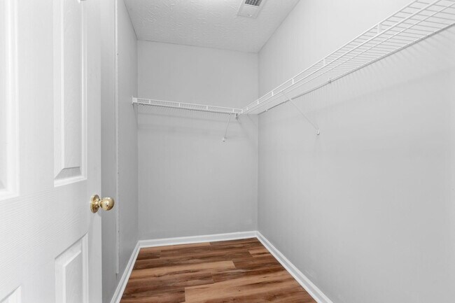 Building Photo - 305 Spring Valley Ln