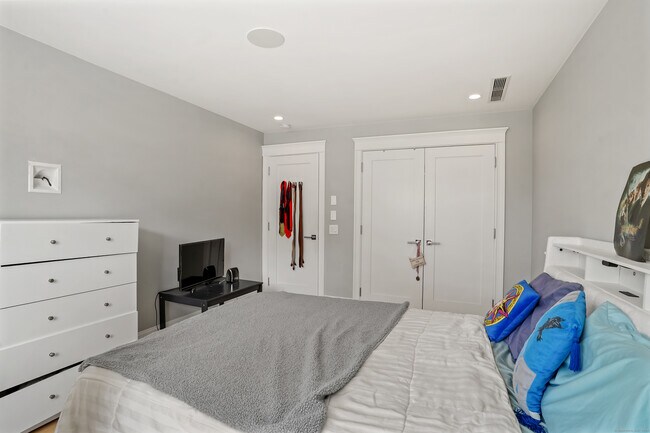 Building Photo - 328 Brewster St
