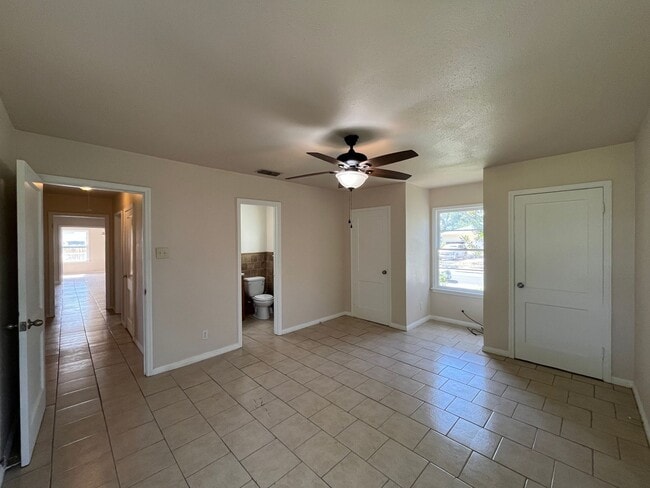 Building Photo - LINDALE PARK WITH EXTRA SQUARE FOOTAGE!!