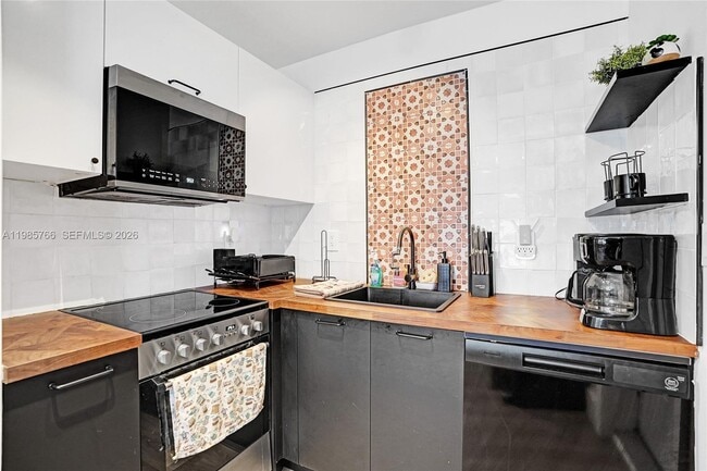 Building Photo - 754 NE 40th St