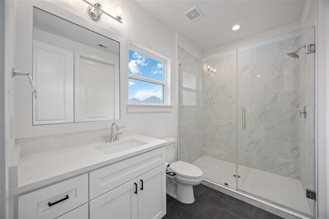 Building Photo - 2215 Mansfield St