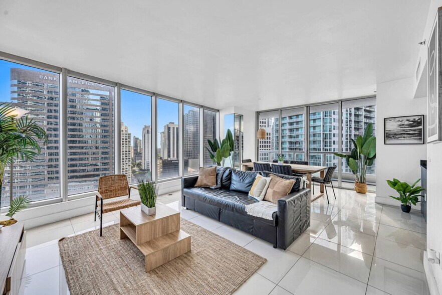 Building Photo - 485 Brickell Ave