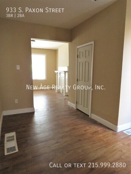 Building Photo - 933 S Paxon St