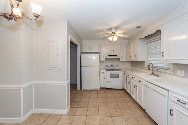 Building Photo - 765 Leafwood Rd