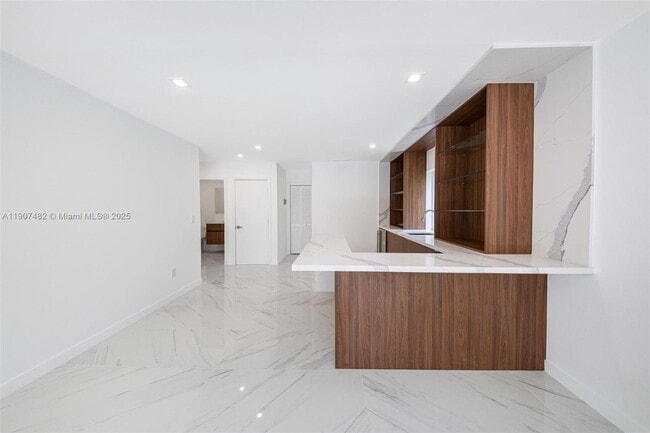 Building Photo - 242 Palm Ave