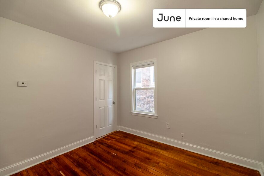 Building Photo - Private bedroom in 4 bed/1 bath Home
