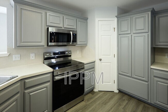 Building Photo - 1813 Lazy Lake Dr