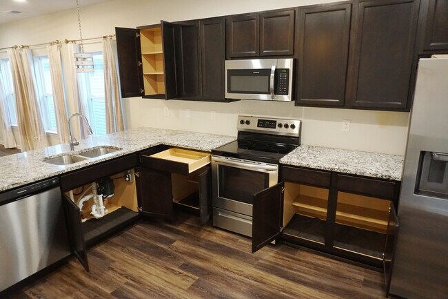 Building Photo - 2221 Silverton Dr