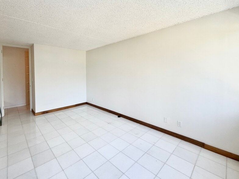 Building Photo - 400 Hobron Ln